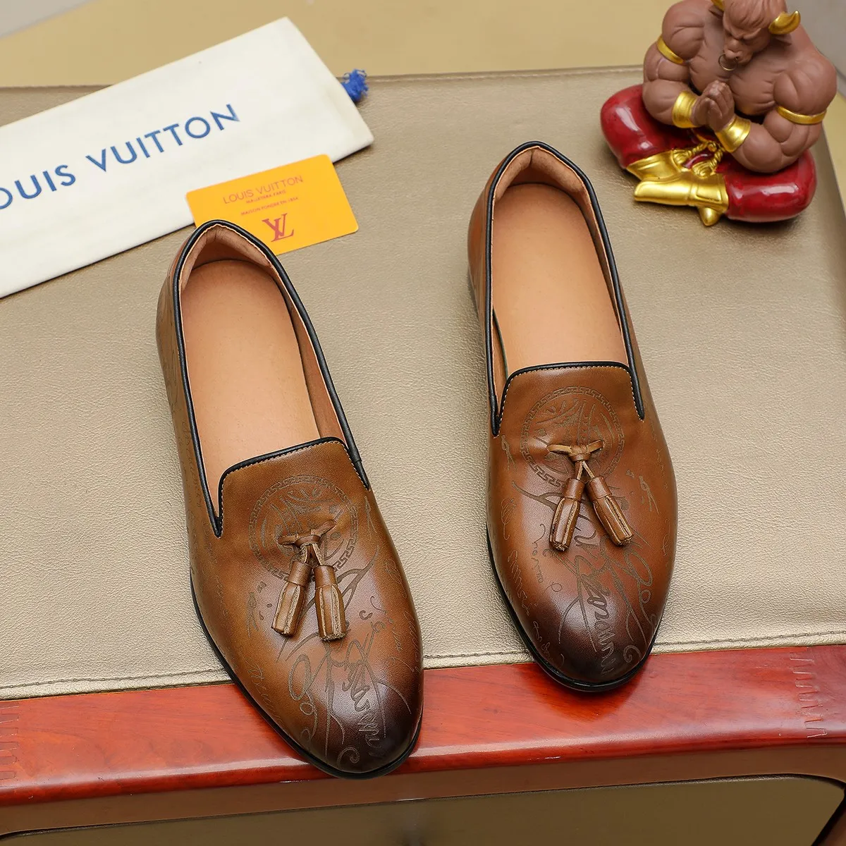 Men's shoes 💰560 💰 Louis Vuitton LV ® Autumn and Winter 🆕 models 🔛Full shoe counter First layer cowhide, 🐂Leather lined casual shoes for men, super soft outsole, a must-have for driving. Counter synchronization Original first layer cowhide Completely 1:1 mold customization 🌹Top version, 2 colors available! Number: 38-45 (37.46. Customized)